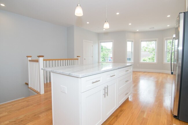 Building Photo - Central Location, In Unit Laundry, Central Heat/AC, Large Unit, Eat-in Kitchen, Parking for Rent