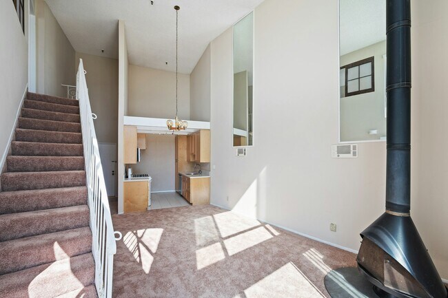 Building Photo - 565 Esplanade