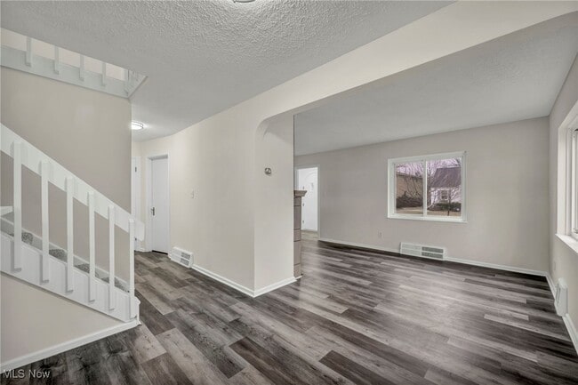 Building Photo - 766 E 232nd St