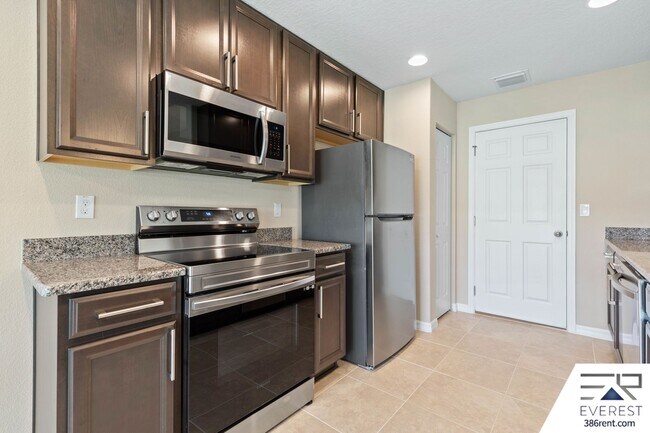 Building Photo - FULLY FENCED 3/2/2 IN DESIRABLE QUAIL HOLLOW