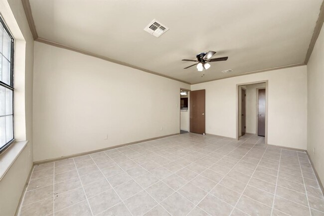 Building Photo - 1133 Kingston Dr