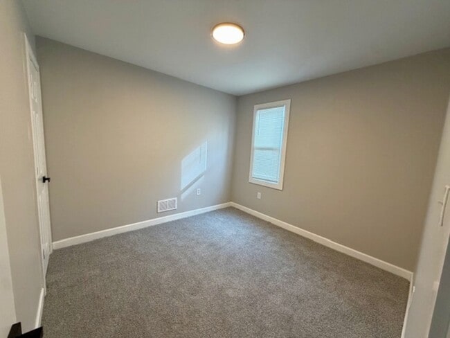 Building Photo - For Lease : 5 bedroom 1 1/2 bathroom fully renovated home in nice area. Call KPM 313-429-3244