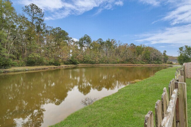 Building Photo - Charming 3BR Home in Richmond Hill with Pond View & Great Location!