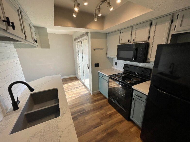 Building Photo - 4240 N Longview Ave