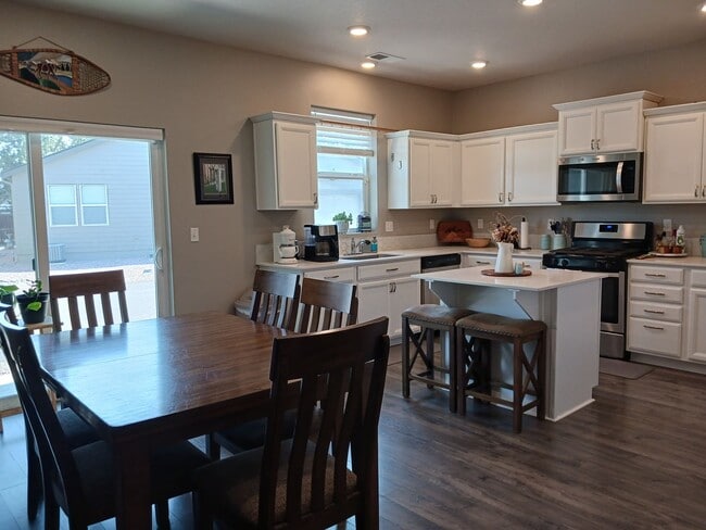 Building Photo - Beautiful 2-Bedroom 2 Bathroom home locate...