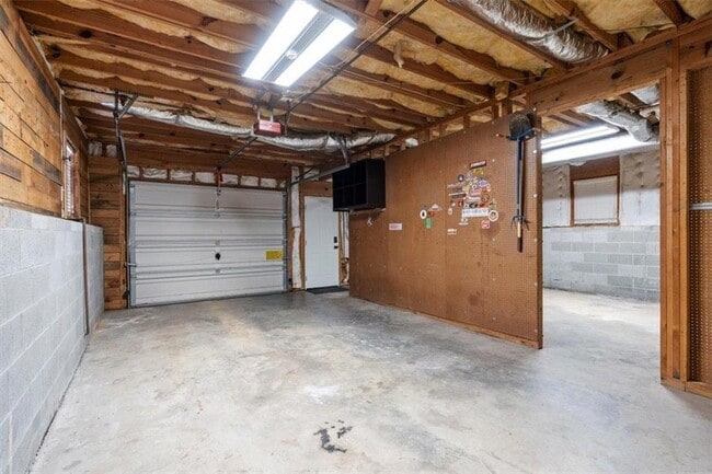 Building Photo - 585 Bethany Woods Dr