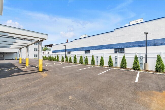 Building Photo - 22 Sagamore Hill Dr