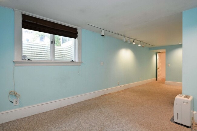 Building Photo - Beautiful 4-bedroom 2.5-bathoom - Great Lo...