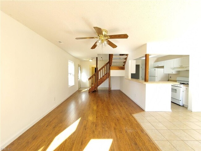 Building Photo - 833 Quesnel Dr