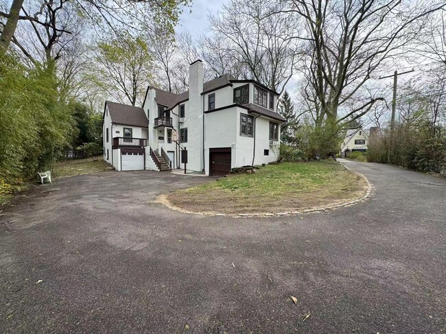Building Photo - 17 Oak Dr