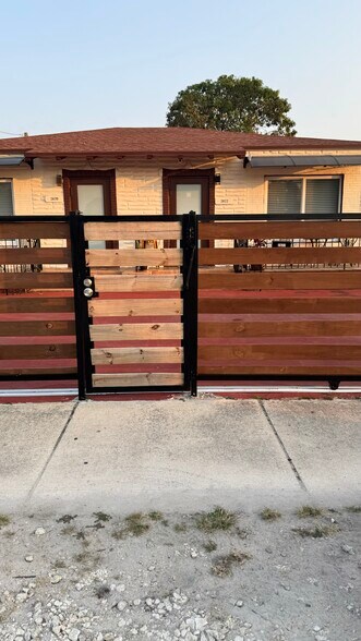 Building Photo - 2820 SW 1st St