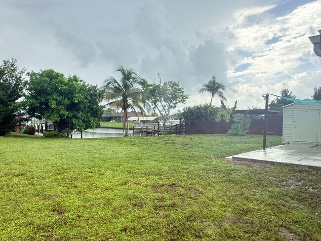 Building Photo - "Charming 2-Bedroom Oasis in South Gulf Cove with Modern Comforts!"