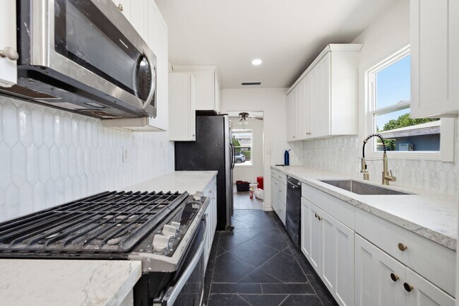 Building Photo - 6204 Mary Ln Dr