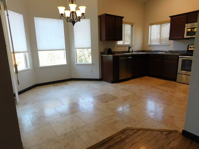 Building Photo - Beautiful Home in Clifton