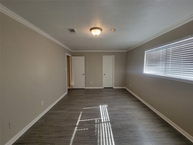 Building Photo - 4015 Chapel Square Dr