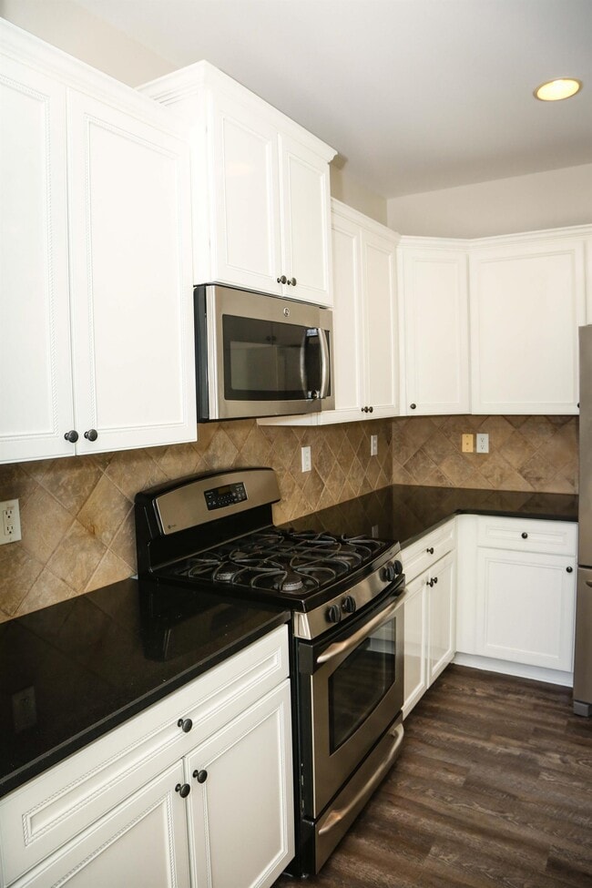 Building Photo - 851 Stratum Way SE