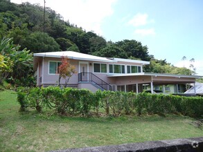 Building Photo - Remodeled 3 bedroom, 2 Bath Home in Pauoa ...