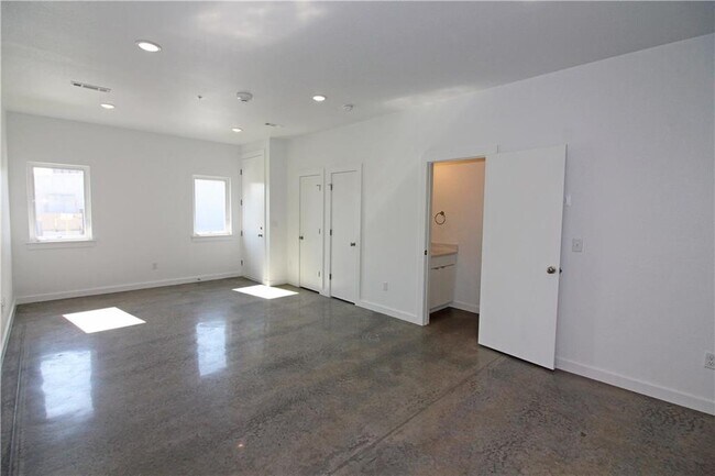 Building Photo - 600 SW 6th St