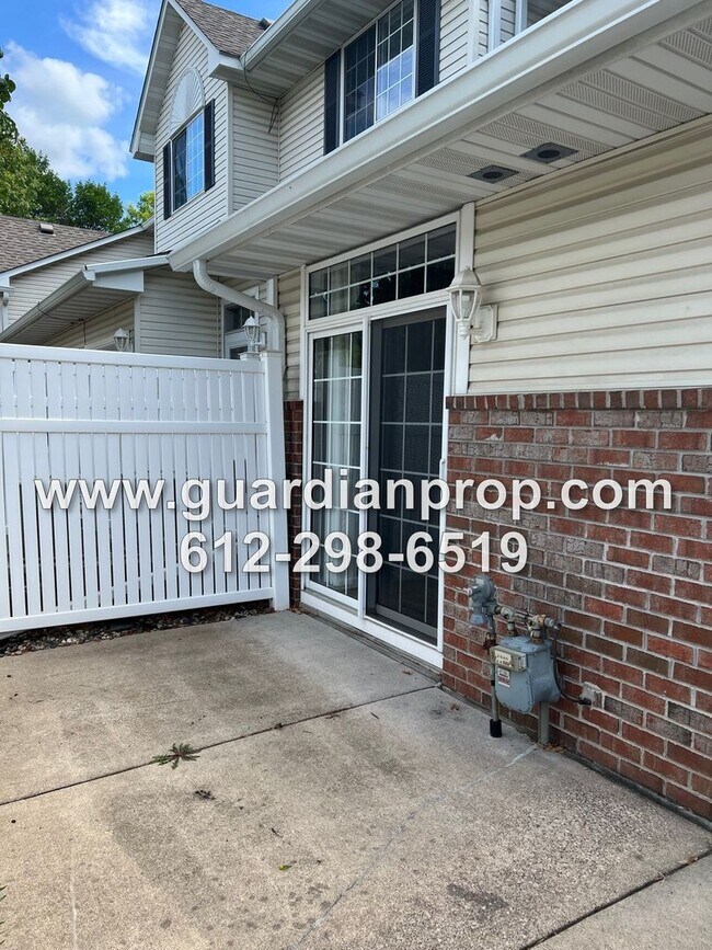Building Photo - Woodbury Townhouse Available September  1, Open Floor Plan, Loft Area, Fireplace, Updated Kitchen...