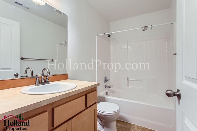 Building Photo - ** BEST PRICE ** - Wonderful 3 Bed 3 Bath ...