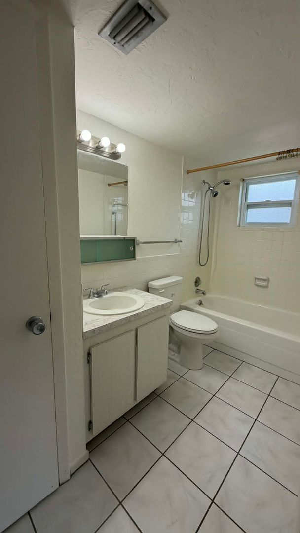 Building Photo - FIRST MONTHS RENT FREE!!! Beautiful 2 MASTER SUITE CONDO in Central Ft. Myers with Over 1200 Sqft.
