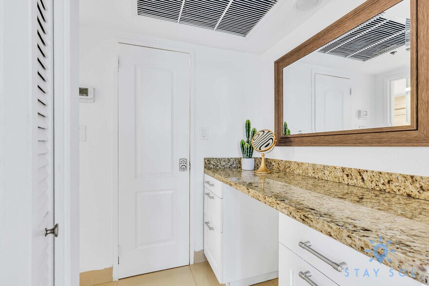 Building Photo - 5225 Collins Ave