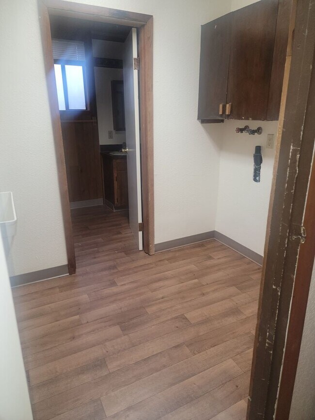 Building Photo - University Place 4 bedroom, 2 bath. Partially fenced yard