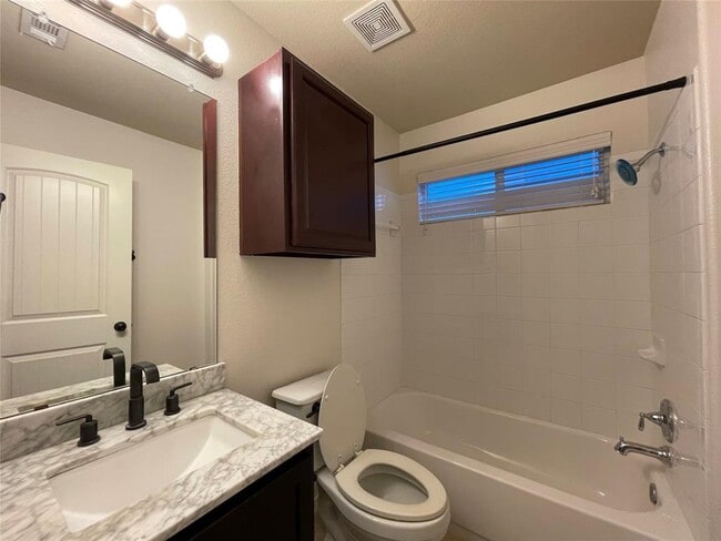 Building Photo - 807 Alamo Plaza Dr