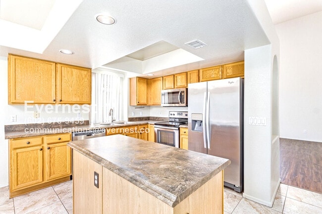 Building Photo - Lovely 3-Bedroom Home with Spacious Layout...