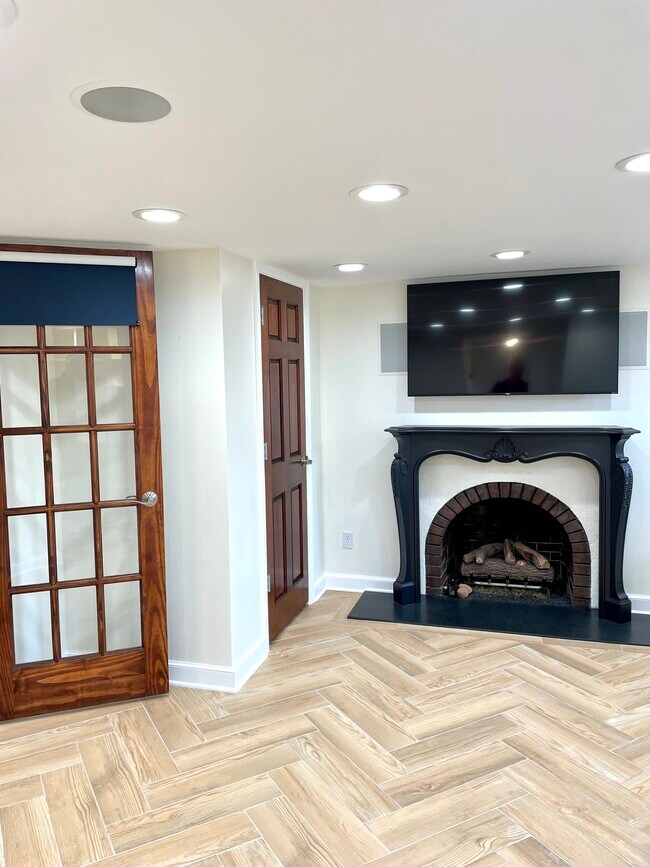 living area - 1555 E Browning Ave