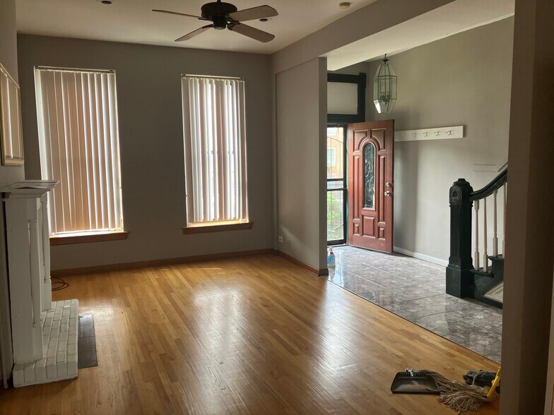 Building Photo - 2438 W Flournoy St
