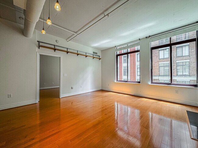 Building Photo - Luxurious 2 Bed 2 Bath Condo In Station Sq...