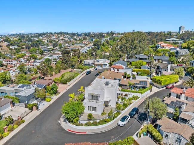 Building Photo - Gorgeous 3 Bed/3 Ba Home Tucked Away in th...
