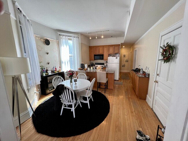 Building Photo - 2bed/1bath, PLUS OFFICE in Bucktown! Central Air! Free Laundry!