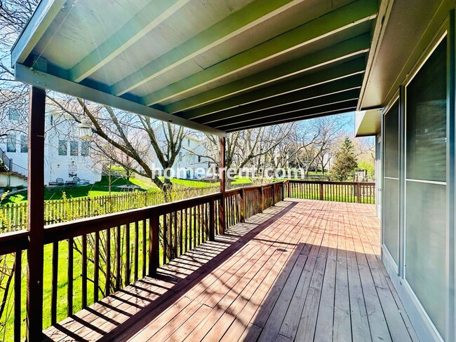 Building Photo - Beautiful Overland Park Home in Blue Valle...