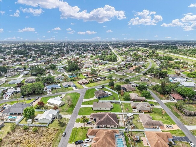 Building Photo - 702 NW Orchid St