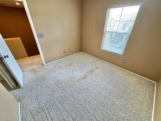 Building Photo - Beautiful 3 bedroom/2.5 bath home in great neighborhood