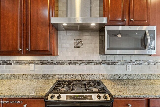 Building Photo - BEAUTIFUL HOME AVAILABLE APRIL 1ST