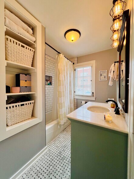 Building Photo - 960 N Sherman St