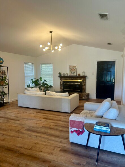 Building Photo - 2002 Oak Creek Ct