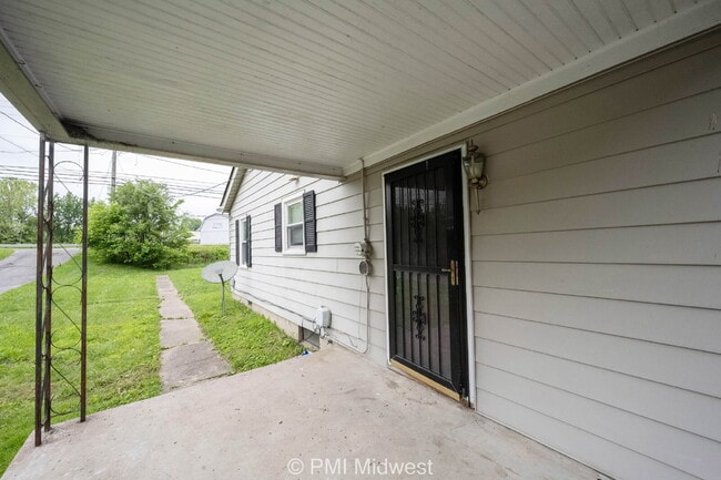 Building Photo - "Charming 3-Bed Home in Indianapolis – Coz...