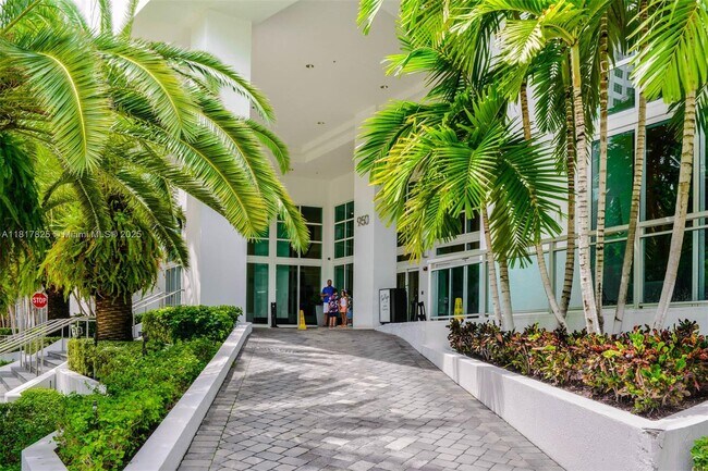 Building Photo - 950 Brickell Bay Dr