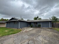 Building Photo - 3 Bedroom, 2 Bath Single Family Home in Cal Young/Gilham Neighborhood