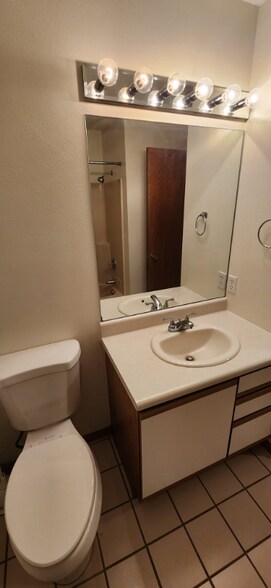 Building Photo - 1390 Daleview Dr