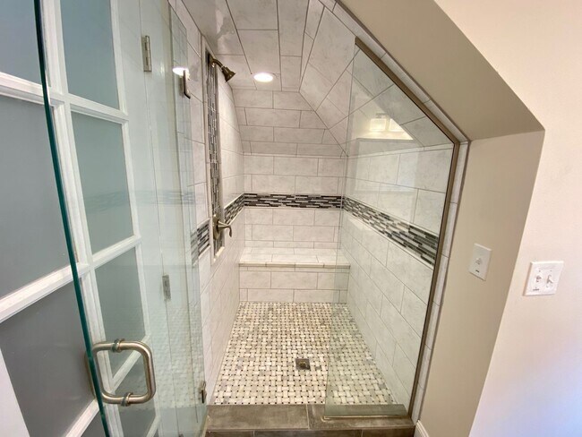 Building Photo - Hunter Ave 1045-1047 GW2