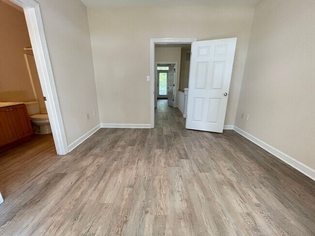 Building Photo - Wonderful location and features for this s...