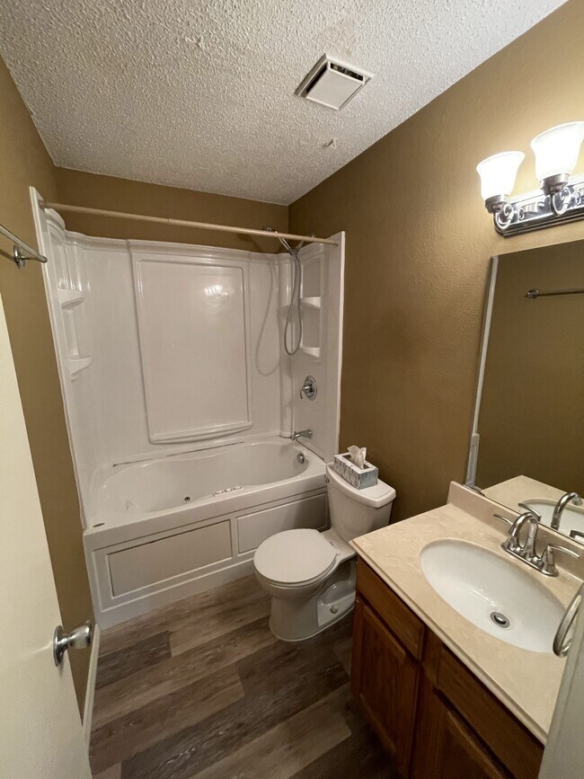 Building Photo - 3202 Fairview Dr