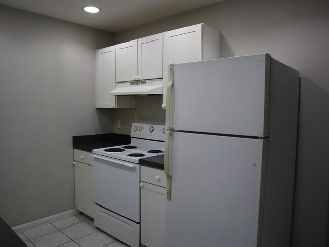 Building Photo - Cute 3 bedroom 2 bath 1 Car Garage  $1`650.00 Call Carole Arcaro 386-216-4900 Deltona Lakes Realty