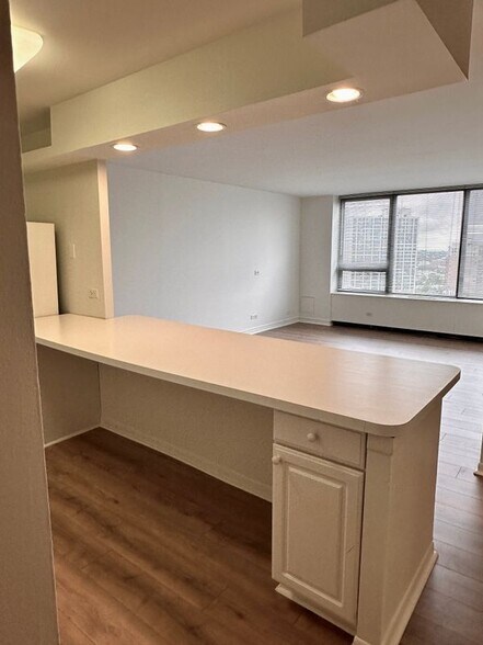Building Photo - 3930 N Pine Grove Ave