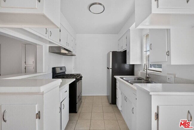 Building Photo - 13553 Moorpark St